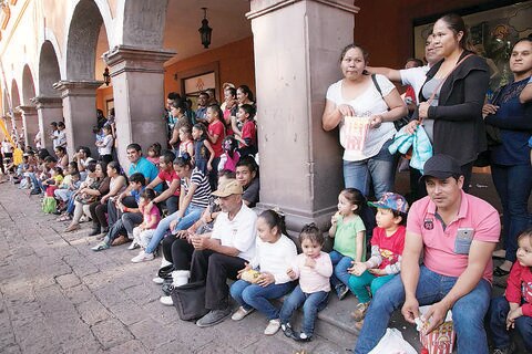 Festejan Día de la Familia en  las plazas de la capital