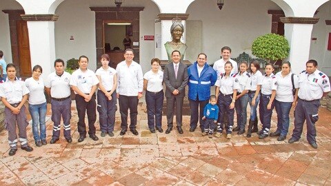 Entregan uniformes a personal de la CNE