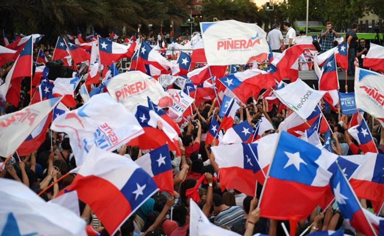 Miles de chilenos salen a las calles a celebrar triunfo de Piñera