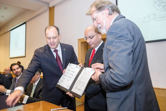 El presidente de Coparmex, Gustavo de Hoyos, el alcalde Marcos Aguilar y el presidente del Corredor de Alcalá de Henares, Jesús Martín Sáenz. (FOTO: DEMIAN CHÁVEZ. EL UNIVERSAL)
