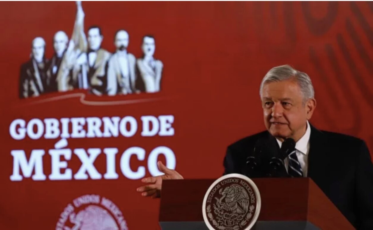 Paracaidista de Marina prefirió estrellarse en árbol que dañar a espectadores del desfile: AMLO