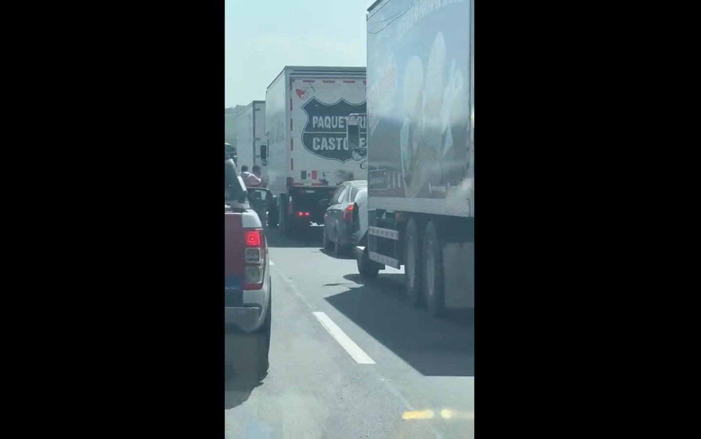 Denuncian supuestos asaltos a mano armada en la carretera 57