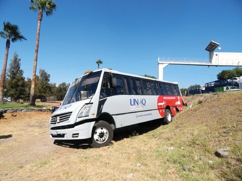 Camión embiste a autobús escolar