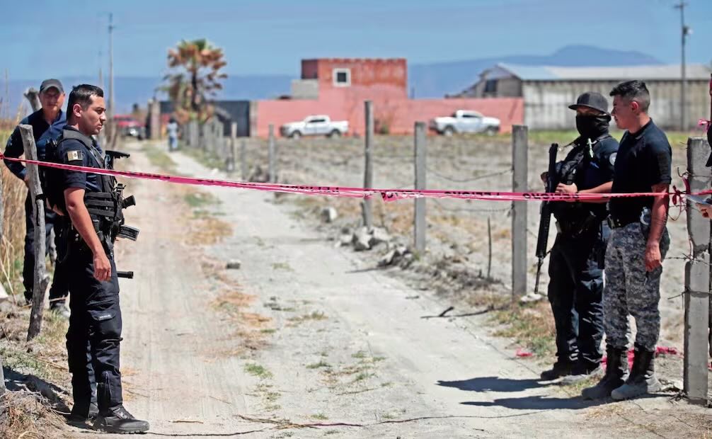 Elementos de la policía del estado de Jalisco y la Guardia Nacional, montan guardia afuera del rancho Izaguirre, que fue usado como centro de exterminio por criminales. Foto: Miguel García / EL UNIVERSAL