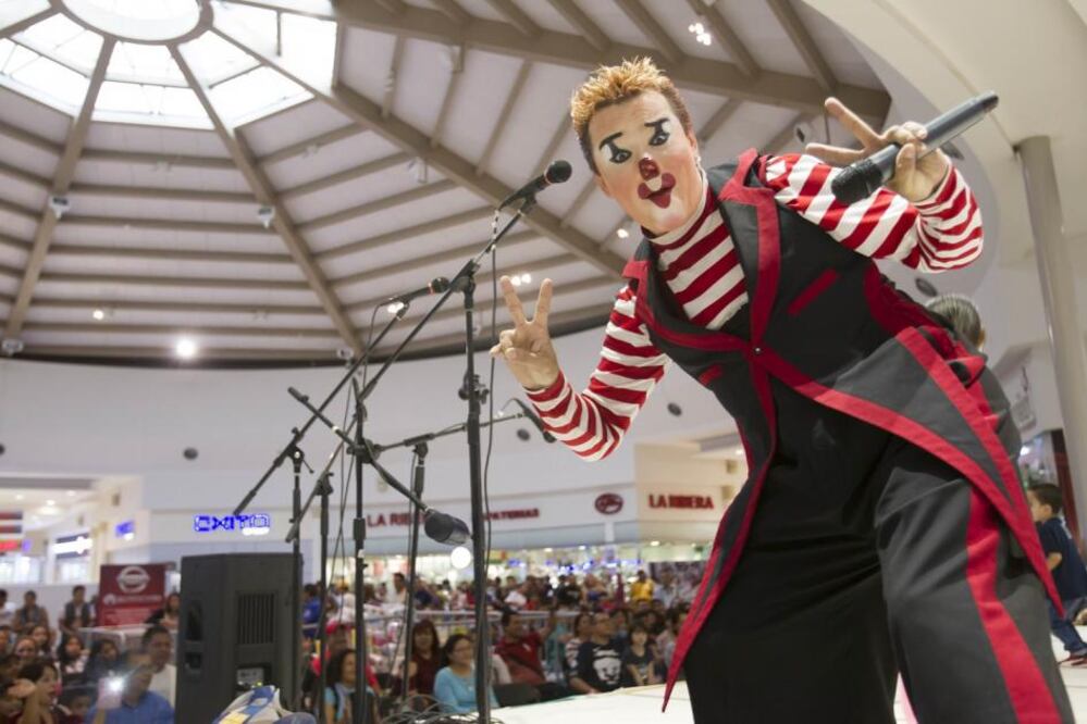 El espectáculo de Bobatín Simplicio inicia con el aplauso del público.