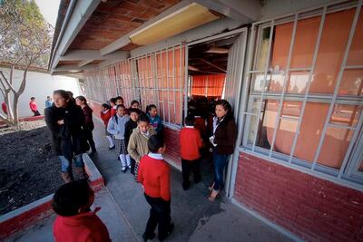 Equipan escuela tras agresión a alumnas