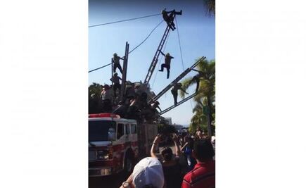 Bomberos caen de una altura de 6 metros durante acrobacia en Jalisco