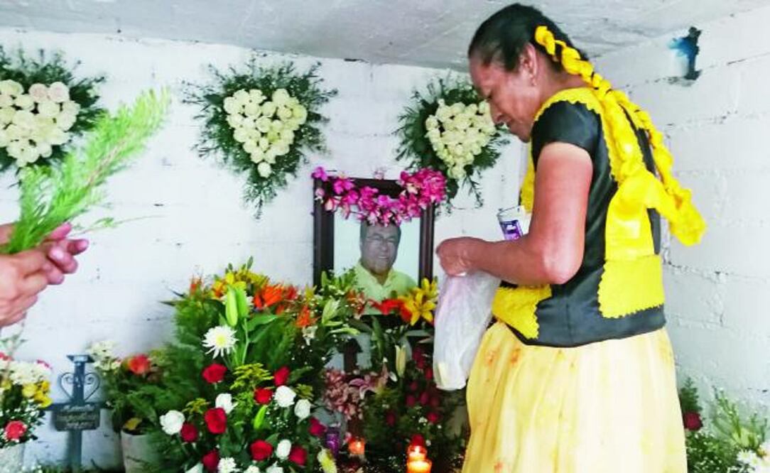 Para las zapotecas la Semana Santa es tiempo de convivir entre vivos y muertos, por eso arreglan las tumbas de sus familiares (ROSELIA CHACA. EL UNIVERSAL)