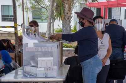 Votantes y comerciantes madrugan para asistir a la fiesta de la democracia 