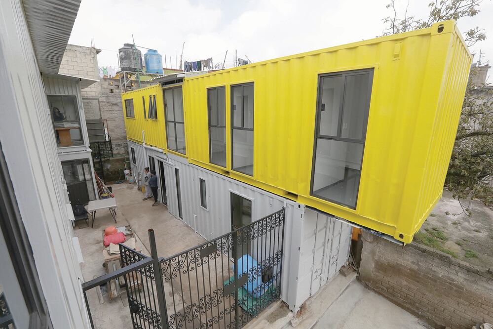 Los contenedores marítimos transformados en casas poseen grandes ventanas que permiten el flujo de luz en su interior. Foto: LUIS CORTÉS