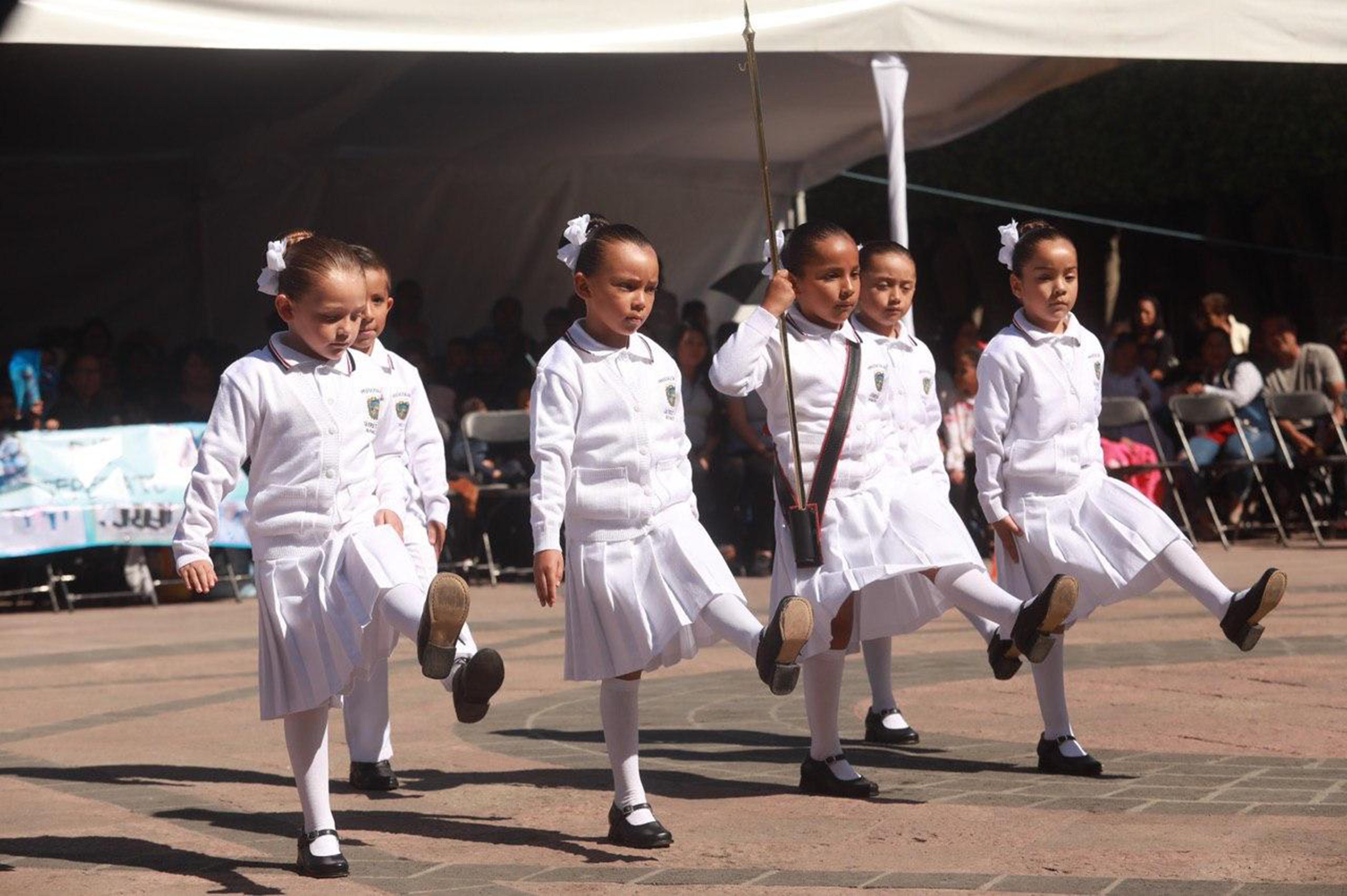 Con concurso de escoltas celebran Día de la Bandera