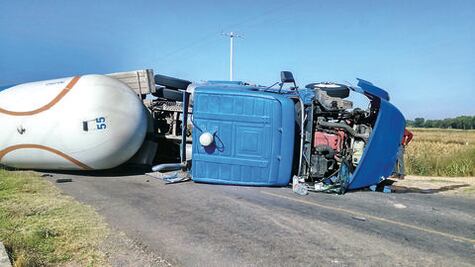 Vuelca pipa con gas en La Estancia-La Llave