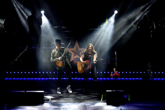 Cantan a víctimas de Manchester