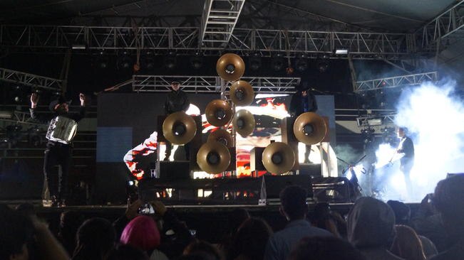 No terminaba el segundo tema cuando los músicos bajaron del escenario y una persona del staff de los artistas anunció que por causas ajenas al grupo la presentación se reanudaría en breve; ya no continuó (NANCY COLÍN. EL UNIVERSAL)