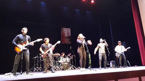 Médicos interpretan los éxitos de los Beatles