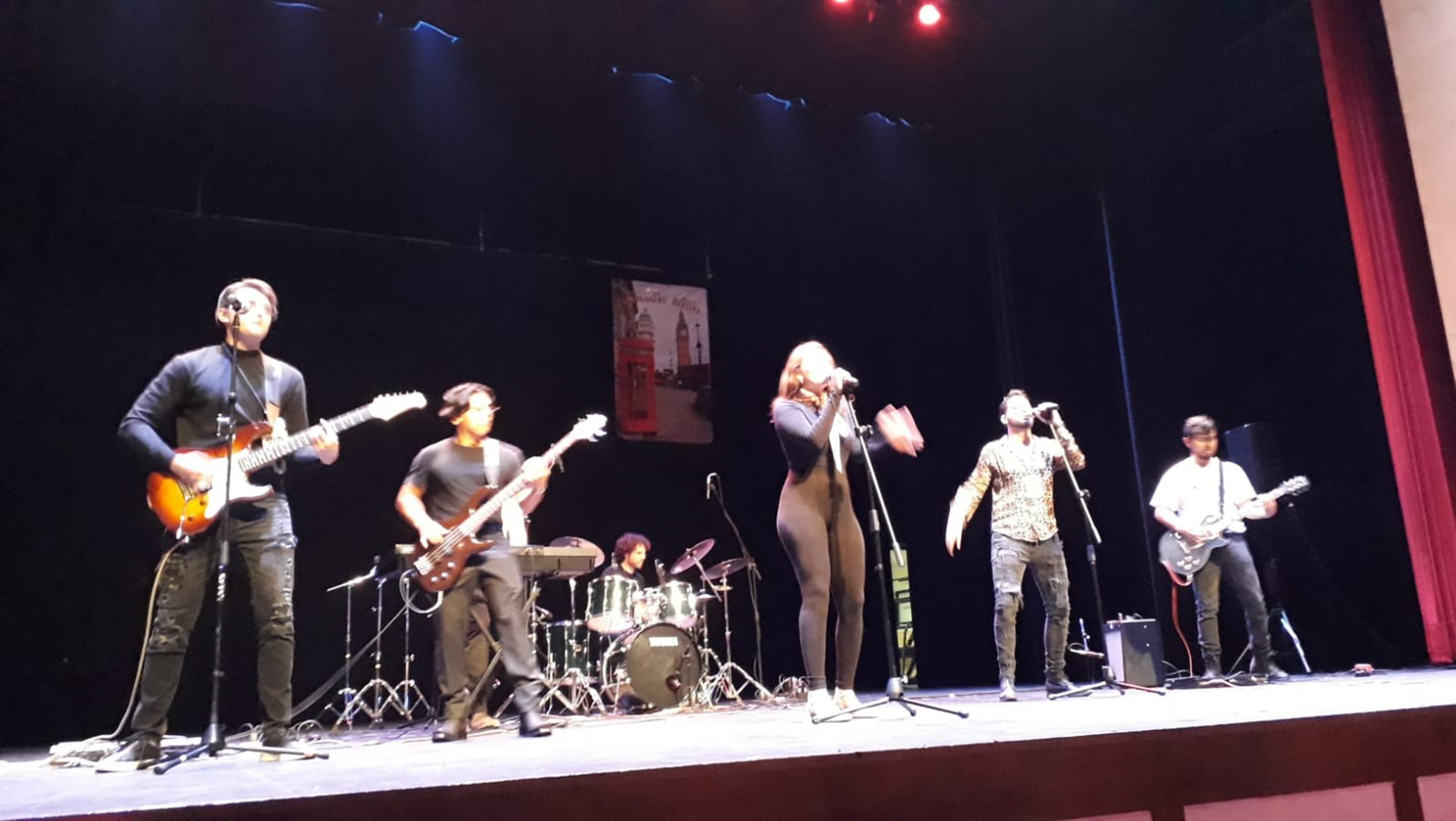 Médicos interpretan los éxitos de los Beatles