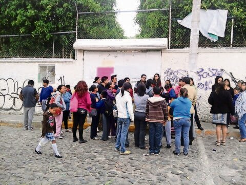 Impiden acceso a primaria de SJR por despido de docente