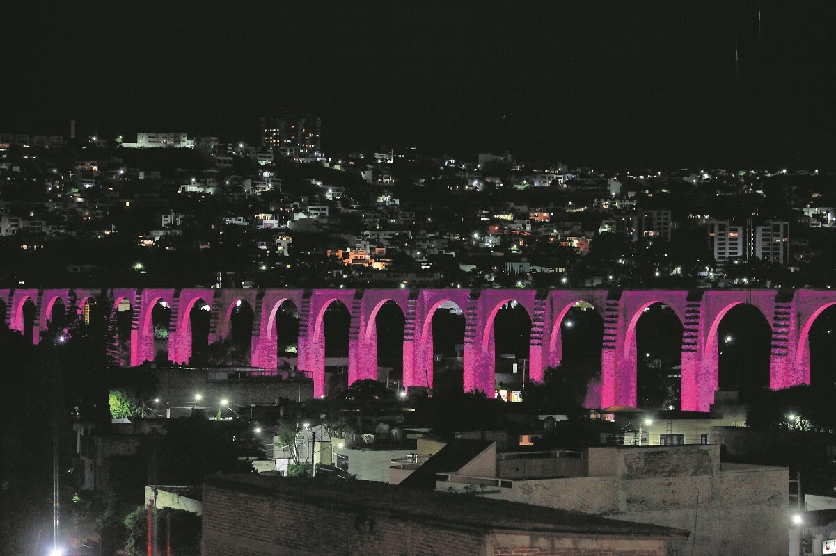 Los colores de la bandera LGBT iluminarán los Arcos