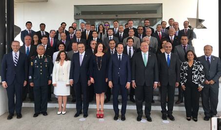 Gobernador toma protesta de la mesa directiva de Canacintra