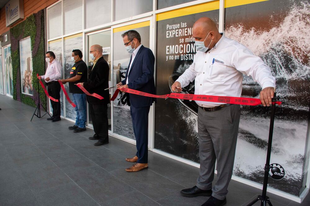 Foto: Cortesía. Juan Manuel Gama de Farmamedical, Gabriel Bracho, Secretario General del Sindicato BRP, Héctor Ruiz Director de Recursos Humanos, BRP, Mario Gebetshuber Director General BRP Querétaro, Héctor Delgado, Representante Legal del Sindicato BRP