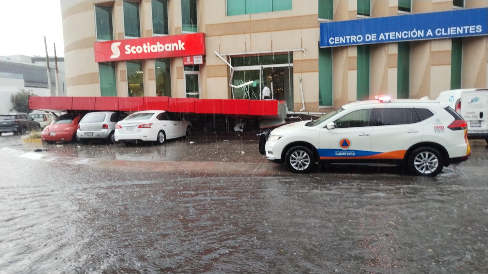 Lluvia encharca la ciudad y tira un espectacular en Querétaro