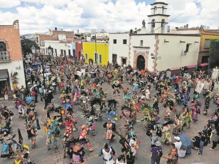 Concheros cierran la celebración de La Cruz