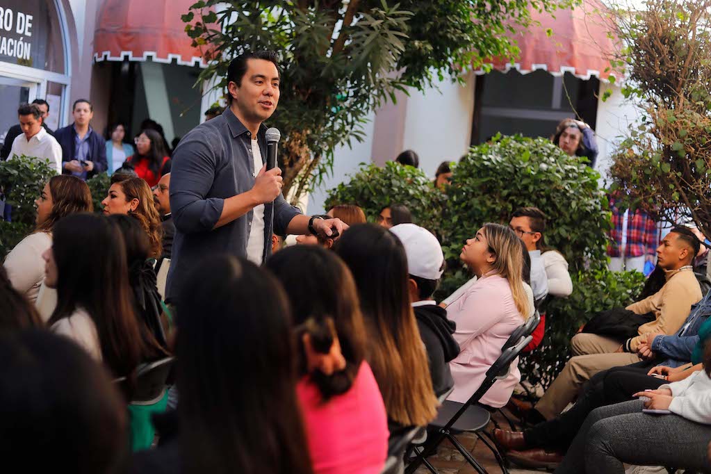 Felifer Macías invita a jóvenes a participar en las decisiones del país