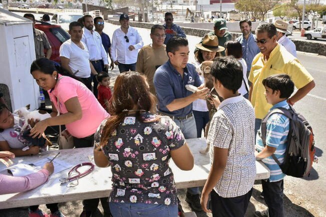 Lleva Roberto Sosa Alcalde en tu Calle a dos colonias