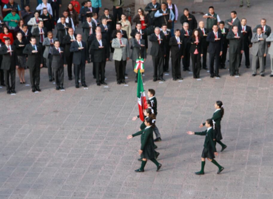Encabeza gobernador Honores a la Bandera