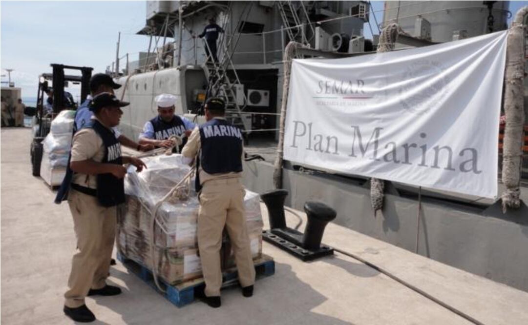 Con 11 toneladas de ayuda que se entregarán a las familias afectadas zarpó el Buque Barrera del puerto de La Paz. Foto: Especial