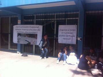 Exigen estudiantes se destituya a nueva directora