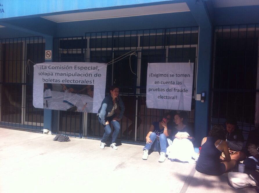 Exigen estudiantes se destituya a nueva directora