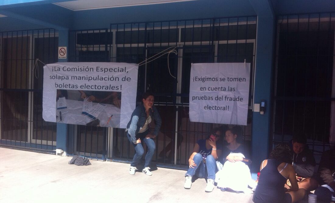 Exigen estudiantes se destituya a nueva directora