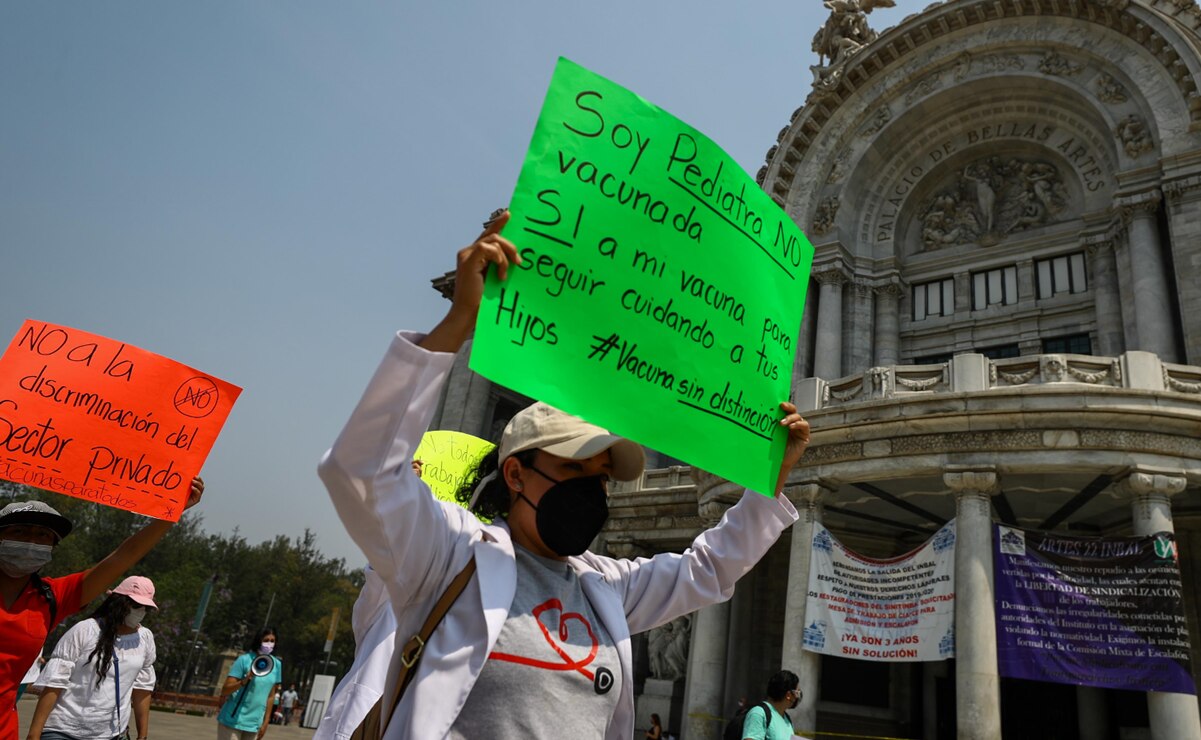 "AMLO, tus médicos están muriendo": privados exigen vacuna