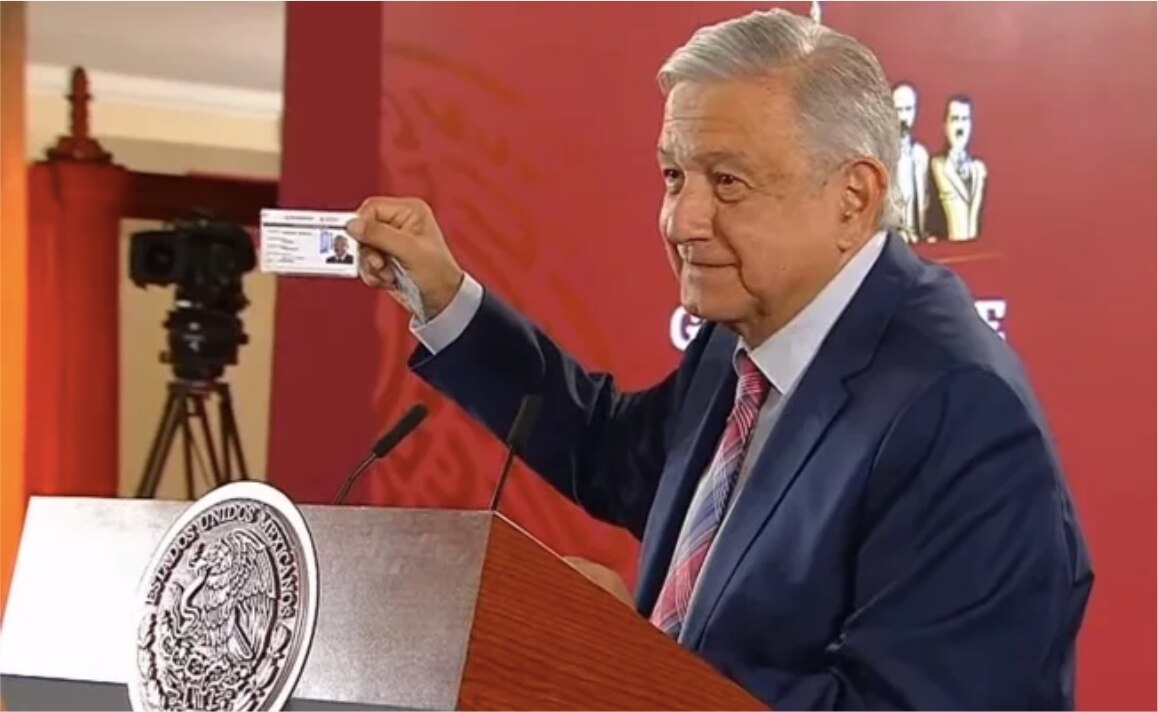 AMLO presume que ya tiene credencial del Inapam