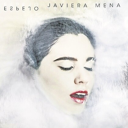 Javiera Mena se muestra en Espejo