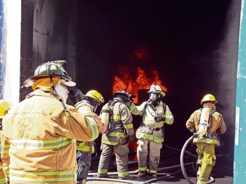 Arde bodega de plástico