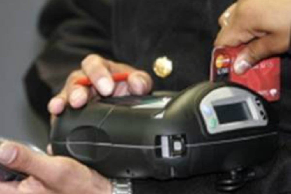 Recomiendan estar alerta con tarjetas