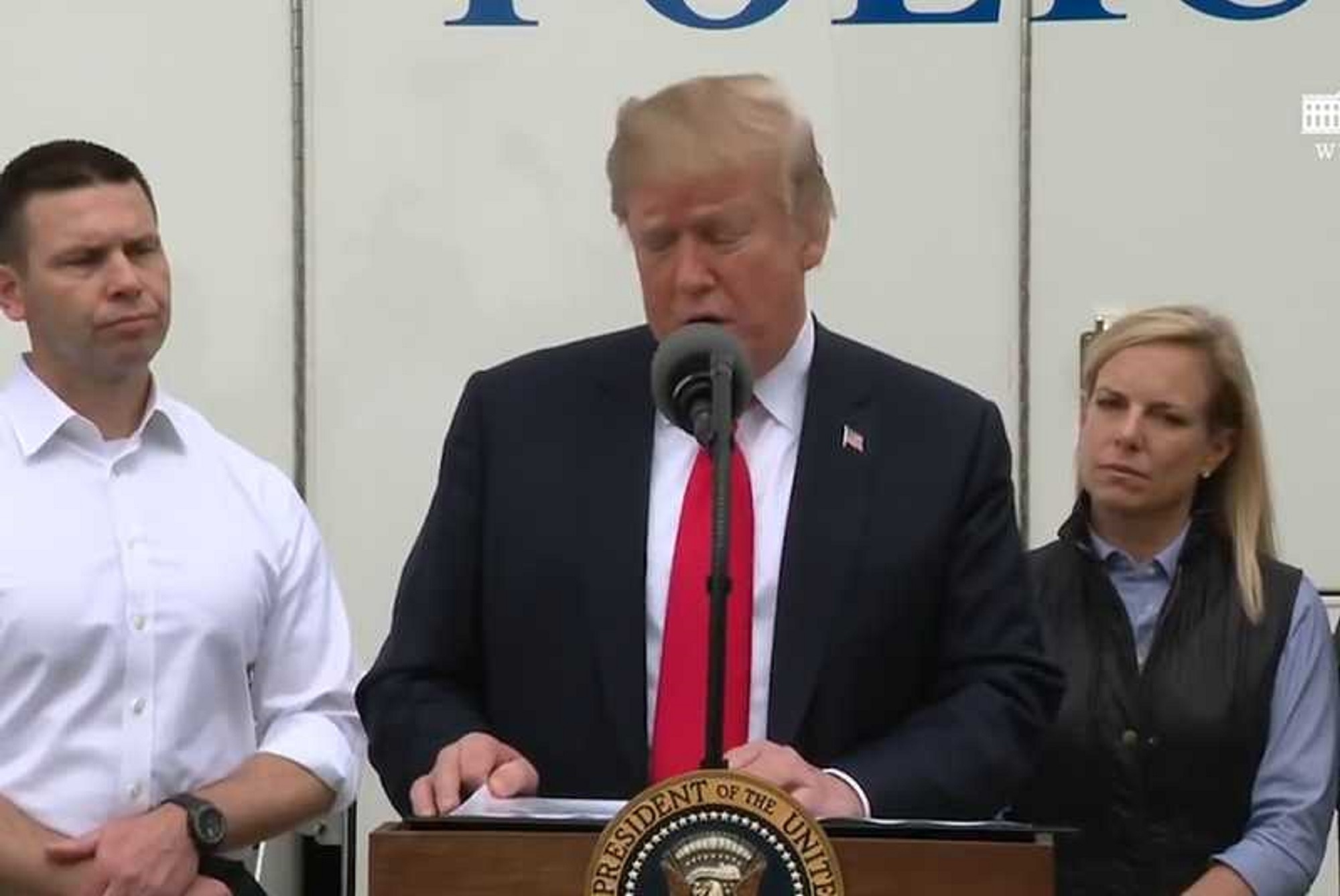 Trump en la frontera “nomás vino y se fue, ni el peluquín se le miró”