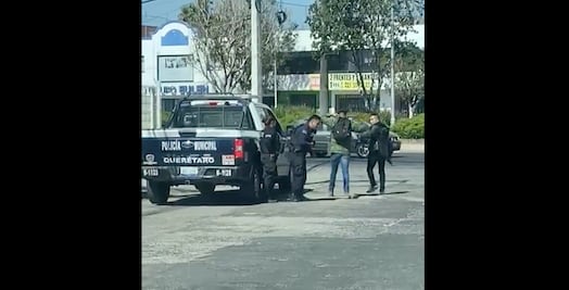 Viral. Captan agresión a dos policías en Querétaro