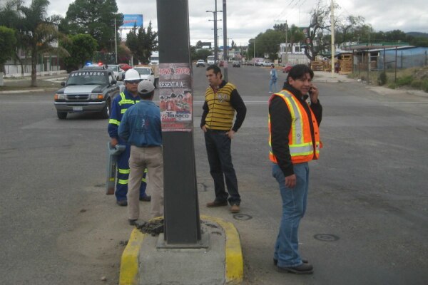 Adaptan vialidad para colocación de semáforos