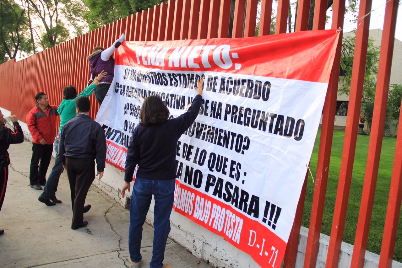 Mil profesores bloquean instalaciones de USEBEQ