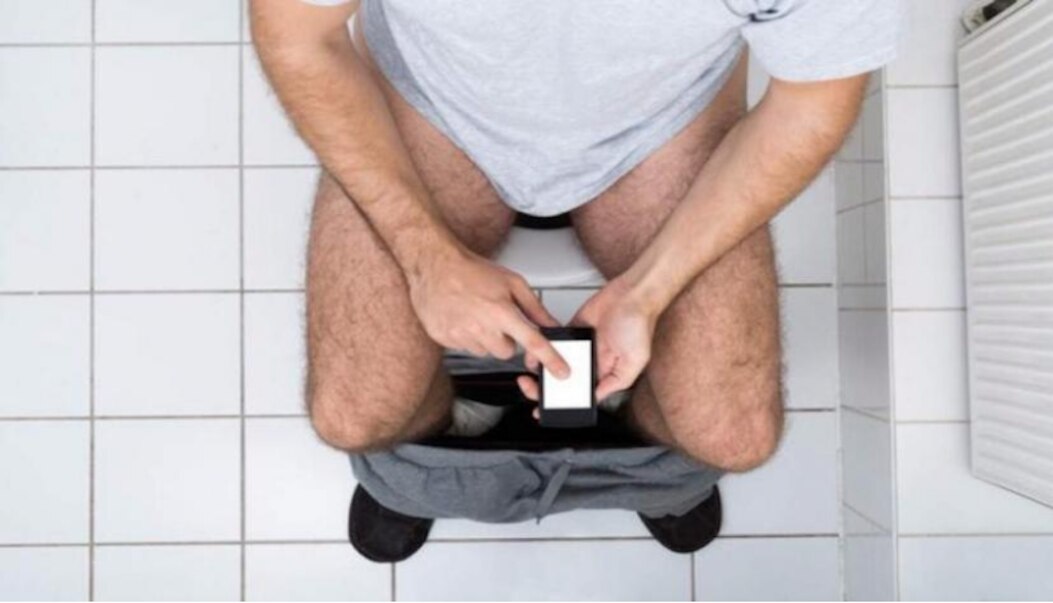 Pasar mucho tiempo en el baño podría causarte hemorroides