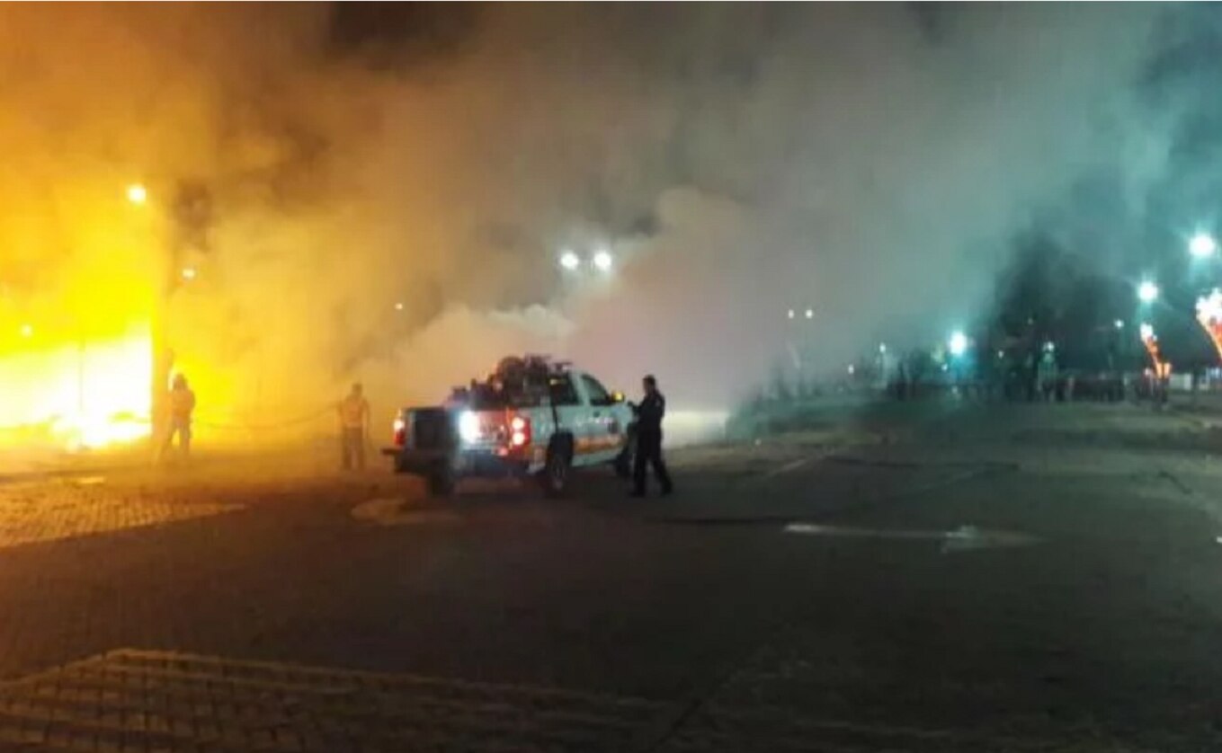 Incendio acaba con mercado navideño en Puebla