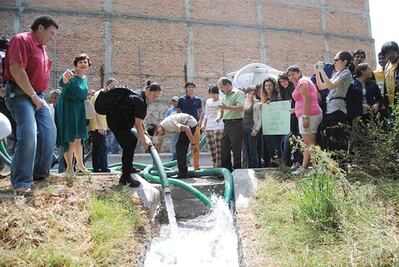 Vierten pipas para salvar el río San Juan