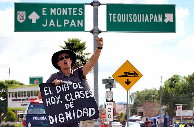 Los maestros afectados acudieron ante las autoridades de la USEBEQ, la respuesta fue que los despidos son el resultado por no presentar la evaluación. (ALMA CÓRDOVA. EL UNIVERSAL)