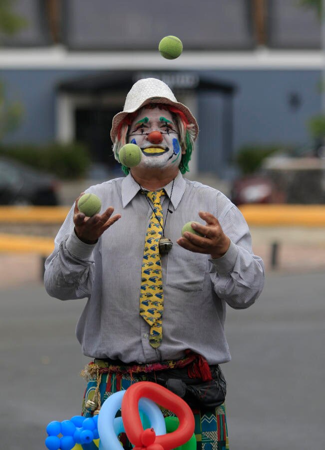 Cigarrín repite la rutina una y otra vez para sus públicos, diferentes en cada alto, pero que quizá sea el mismo de todos los días. (Foto: César Gómez)