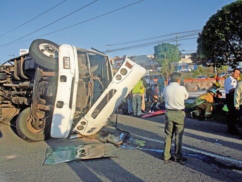 Buscan a operador del camión accidentado