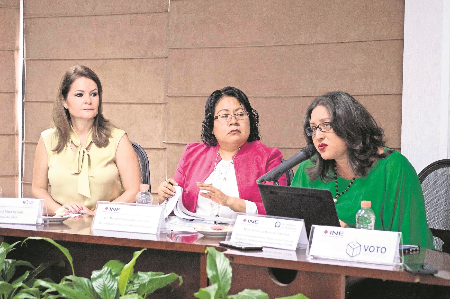 María del Refugio García López (centro) señala que Voto Informado busca difundir información oportuna de los candidatos / Foto: Mitzi Olvera