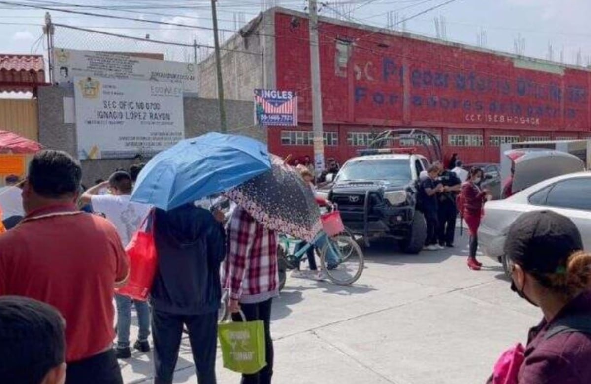 Maestra pide tarea a niño y la ataca con un cuchillo en escuela de Edomex